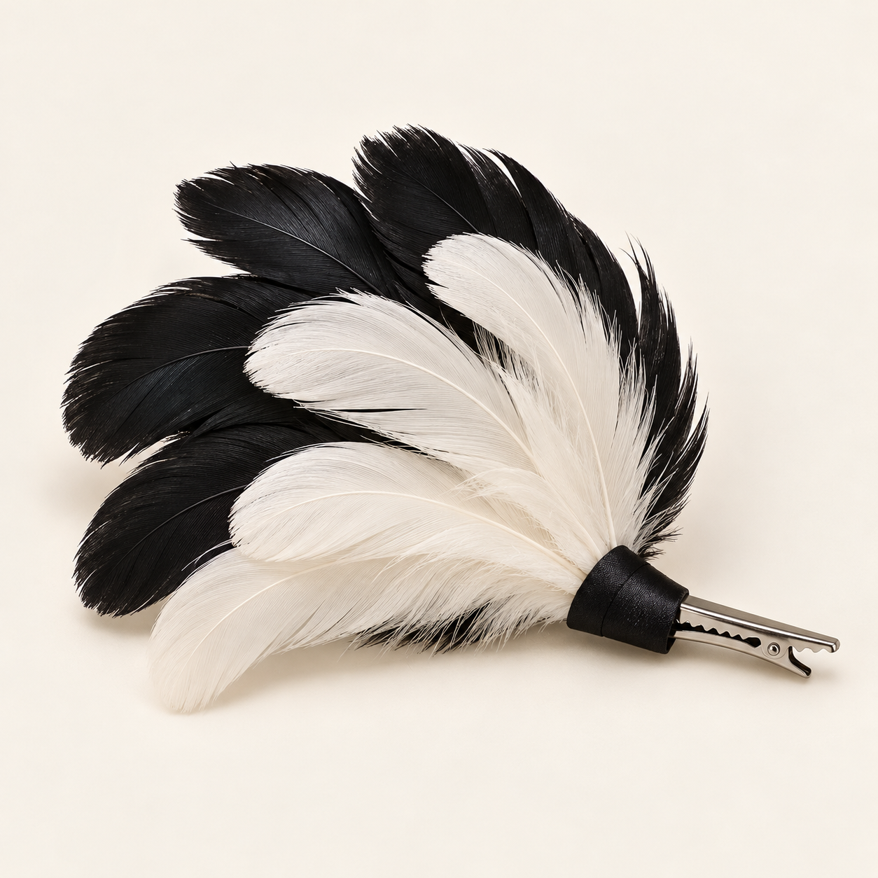 Luna Contrast: Two layers of black and white feathers meet a black satin band.